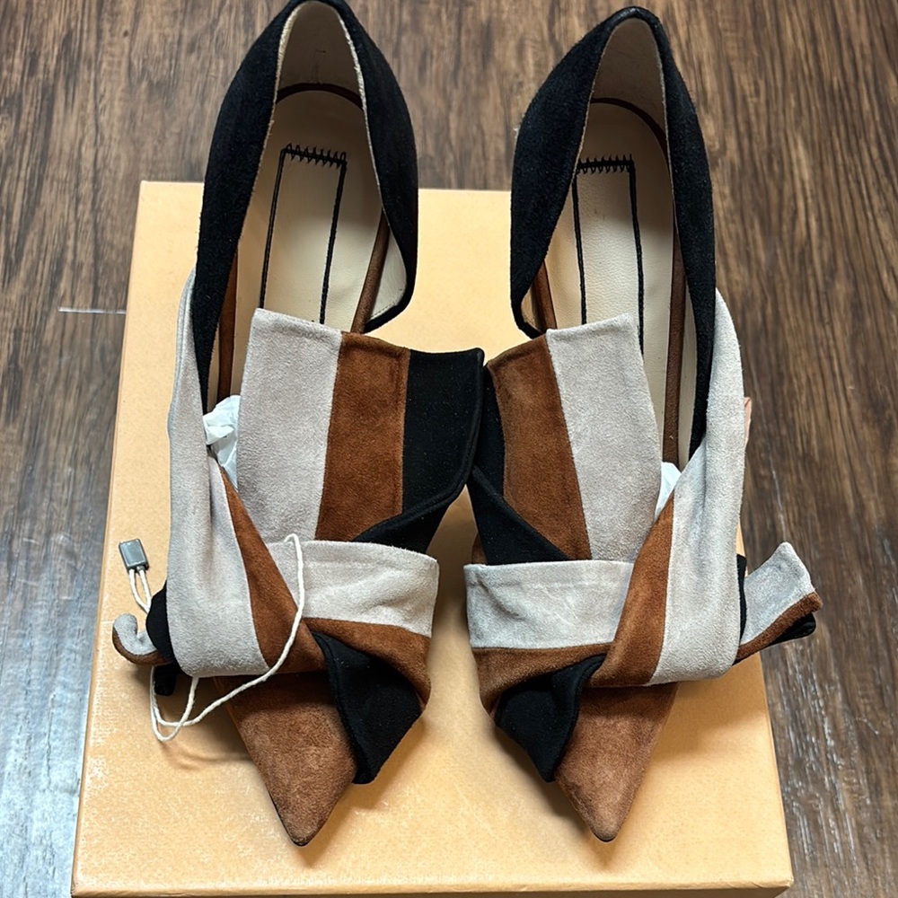 Chic Black and Brown Pointed-Toe Heels with Bow Detail by No21.